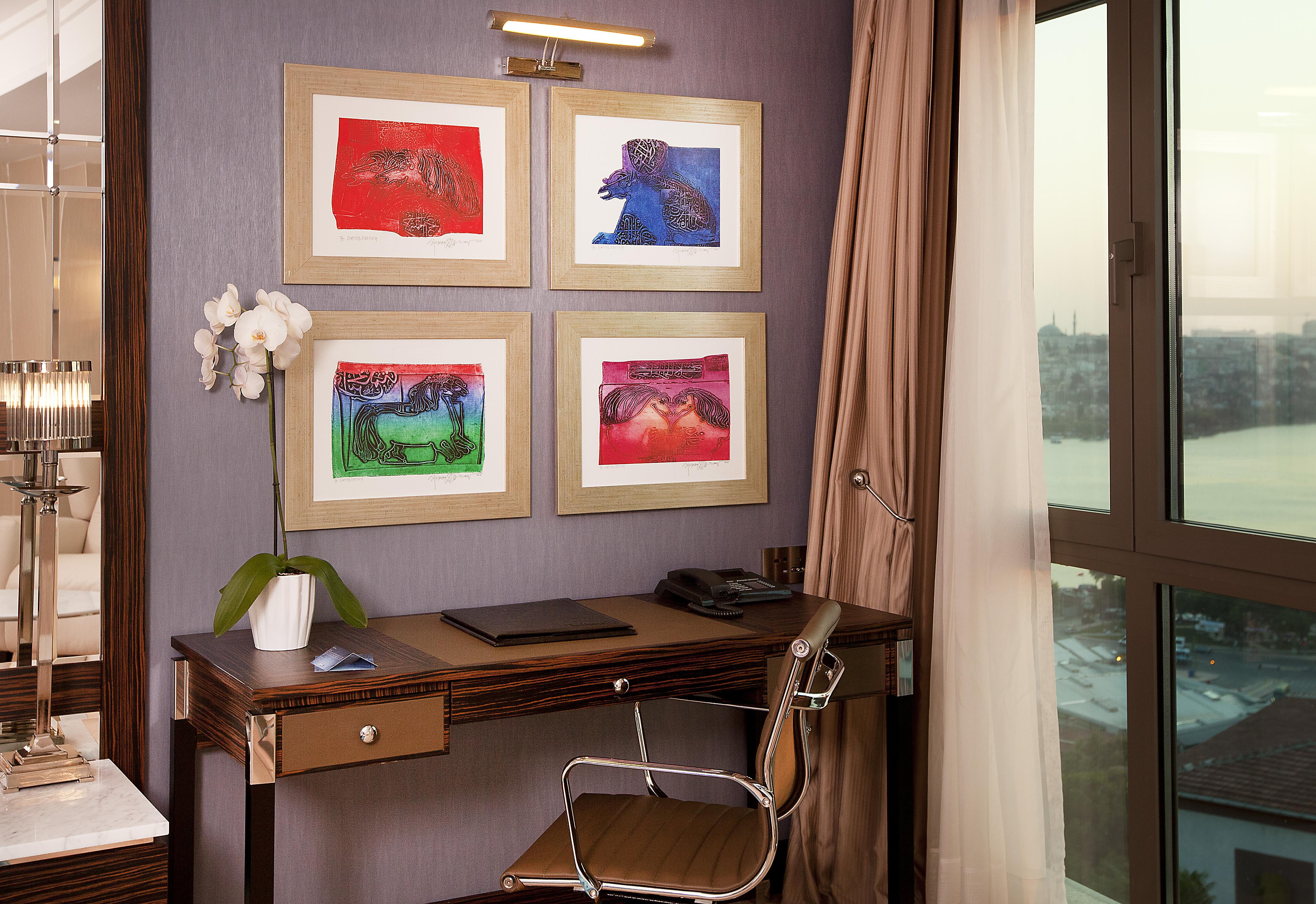 Radisson Blu Hotel Istanbul Pera Екстер'єр фото A picture light above a desk