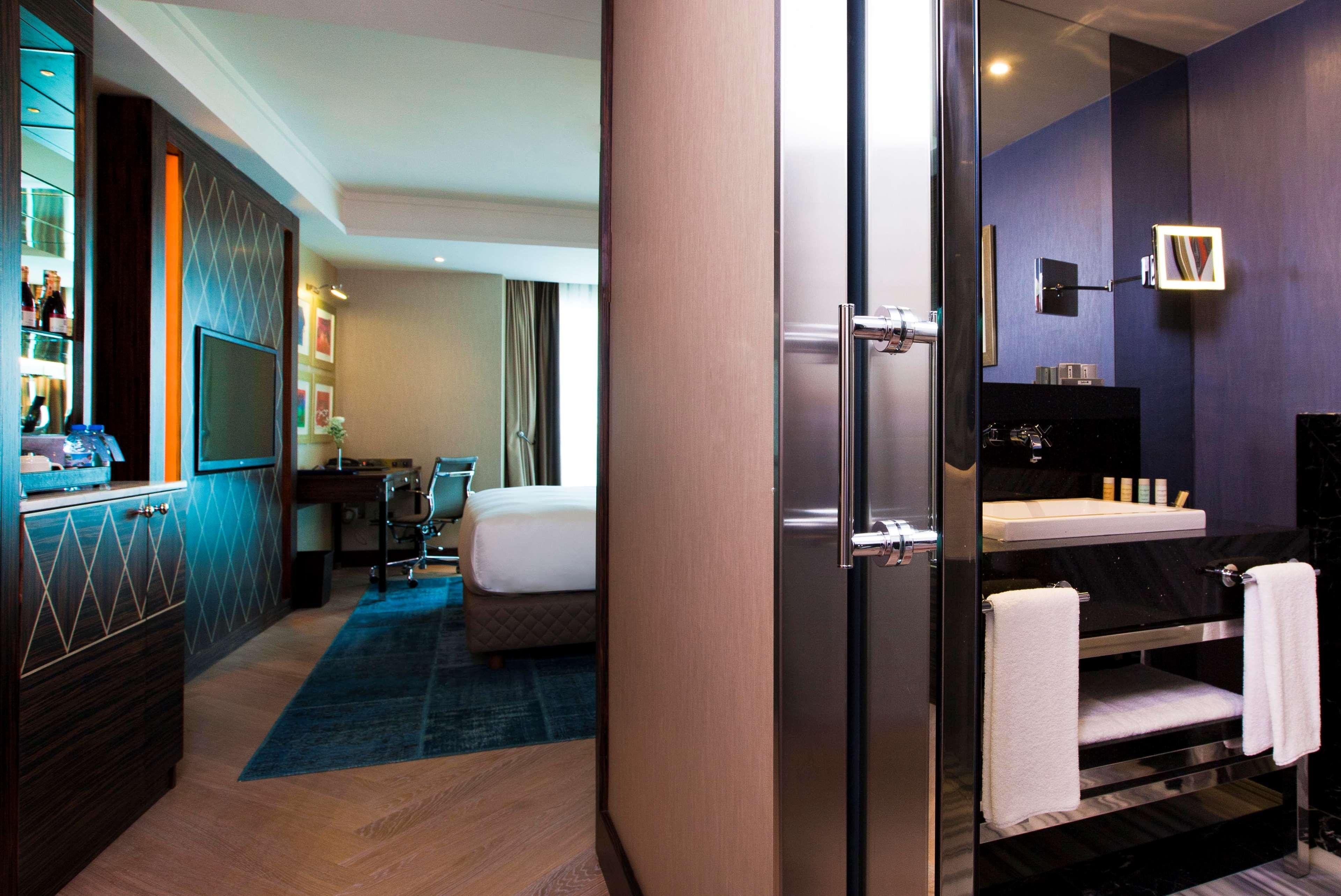 Radisson Blu Hotel Istanbul Pera Екстер'єр фото A room at the hotel