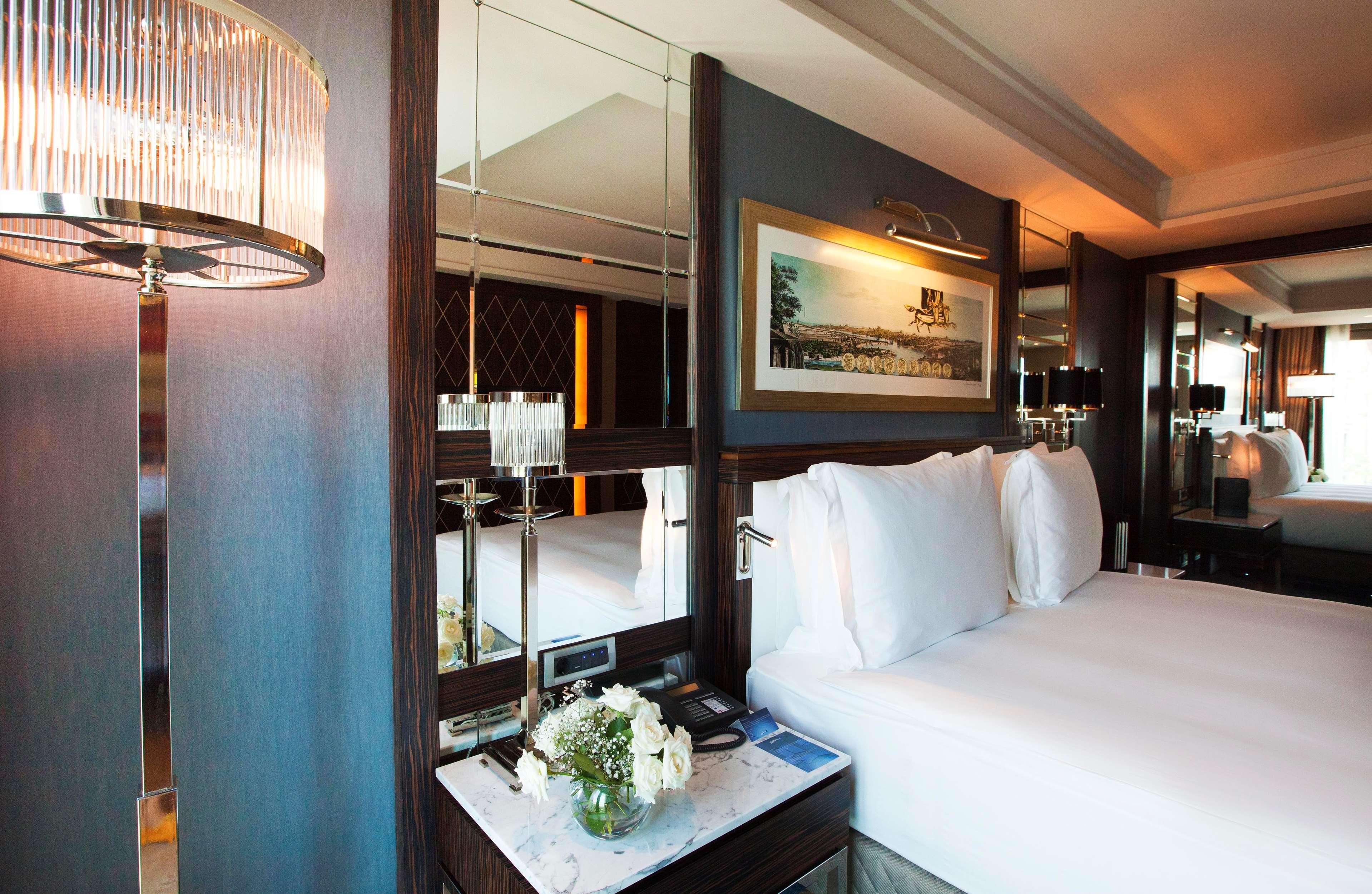 Radisson Blu Hotel Istanbul Pera Екстер'єр фото A bedroom at the hotel