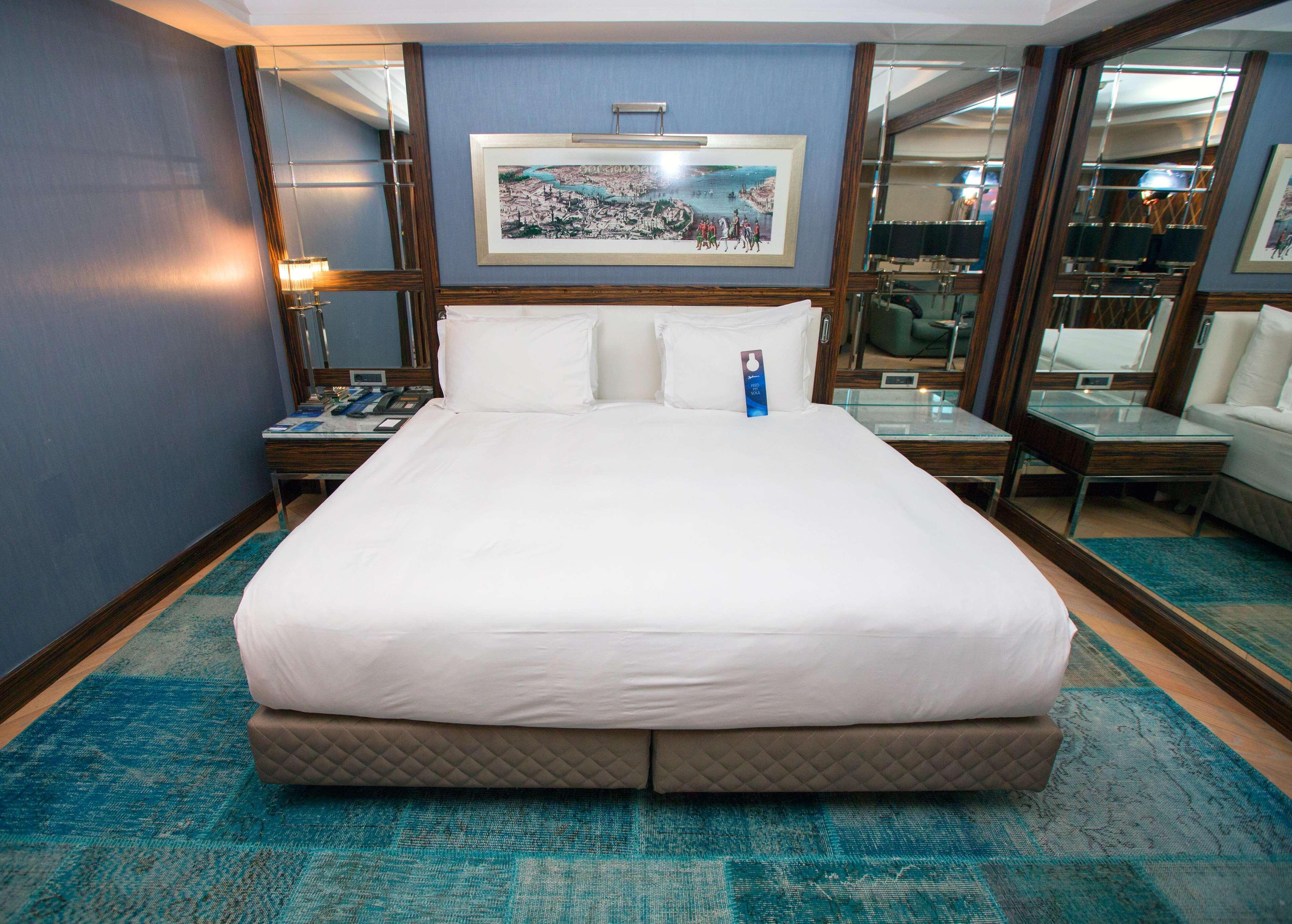 Radisson Blu Hotel Istanbul Pera Екстер'єр фото A bedroom at the Hilton London Heathrow