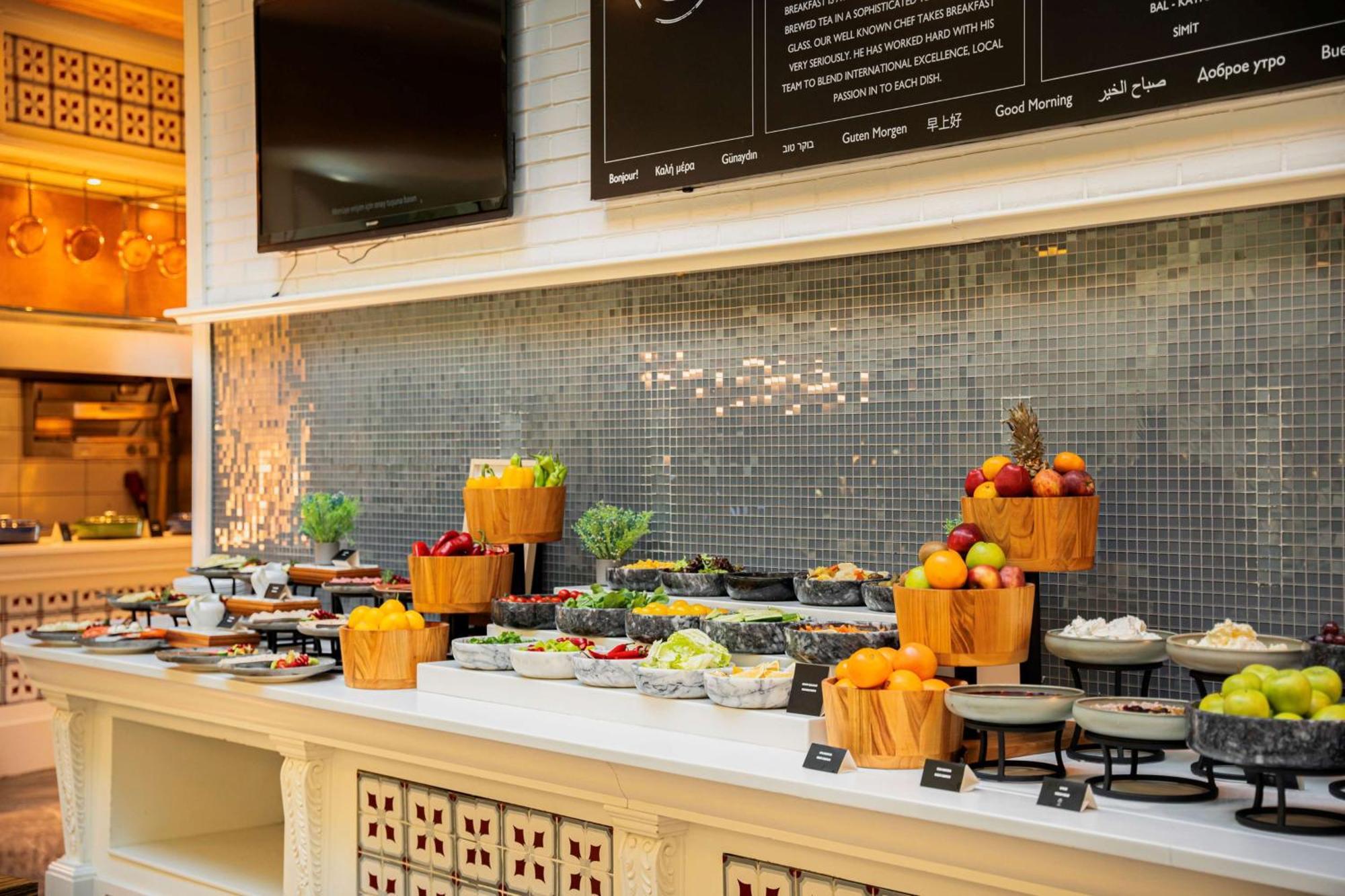 Radisson Blu Hotel Istanbul Pera Екстер'єр фото A buffet at a hotel