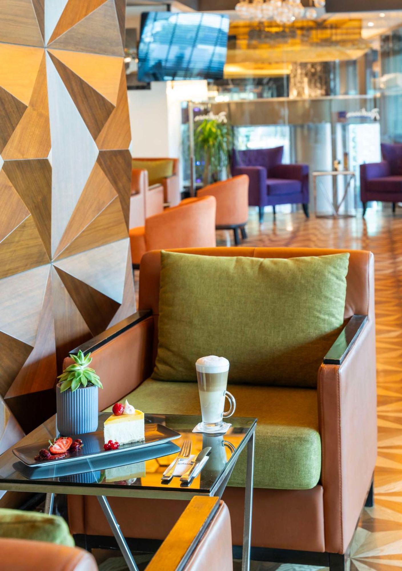 Radisson Blu Hotel Istanbul Pera Екстер'єр фото The lounge at the airport