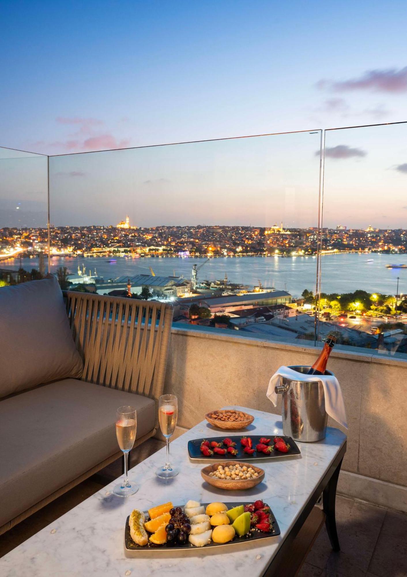 Radisson Blu Hotel Istanbul Pera Екстер'єр фото View from the hotel