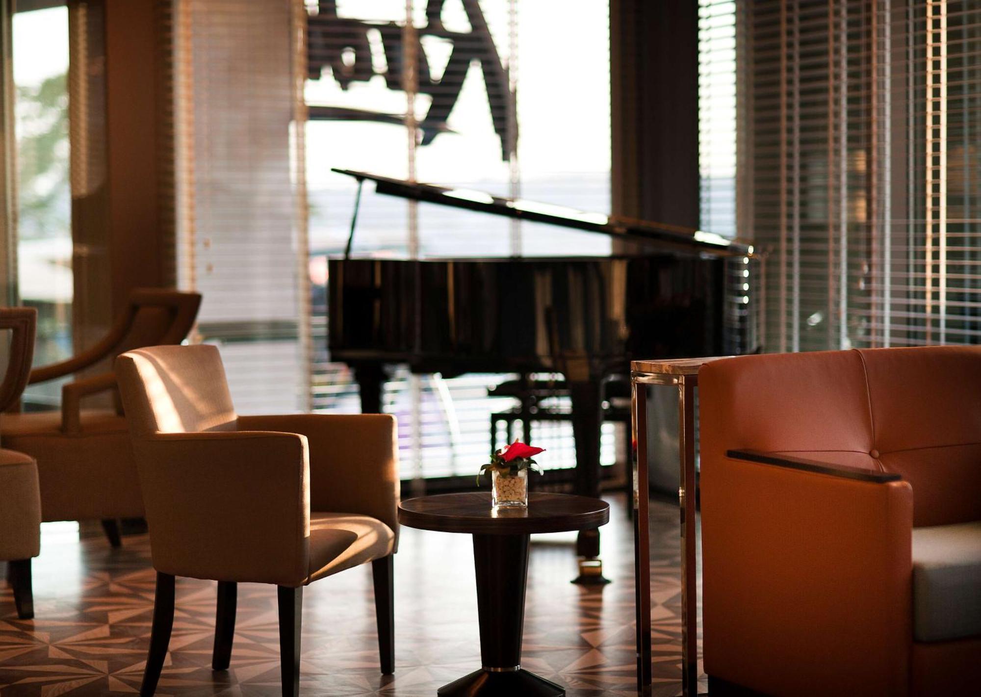 Radisson Blu Hotel Istanbul Pera Екстер'єр фото The piano at the lobby