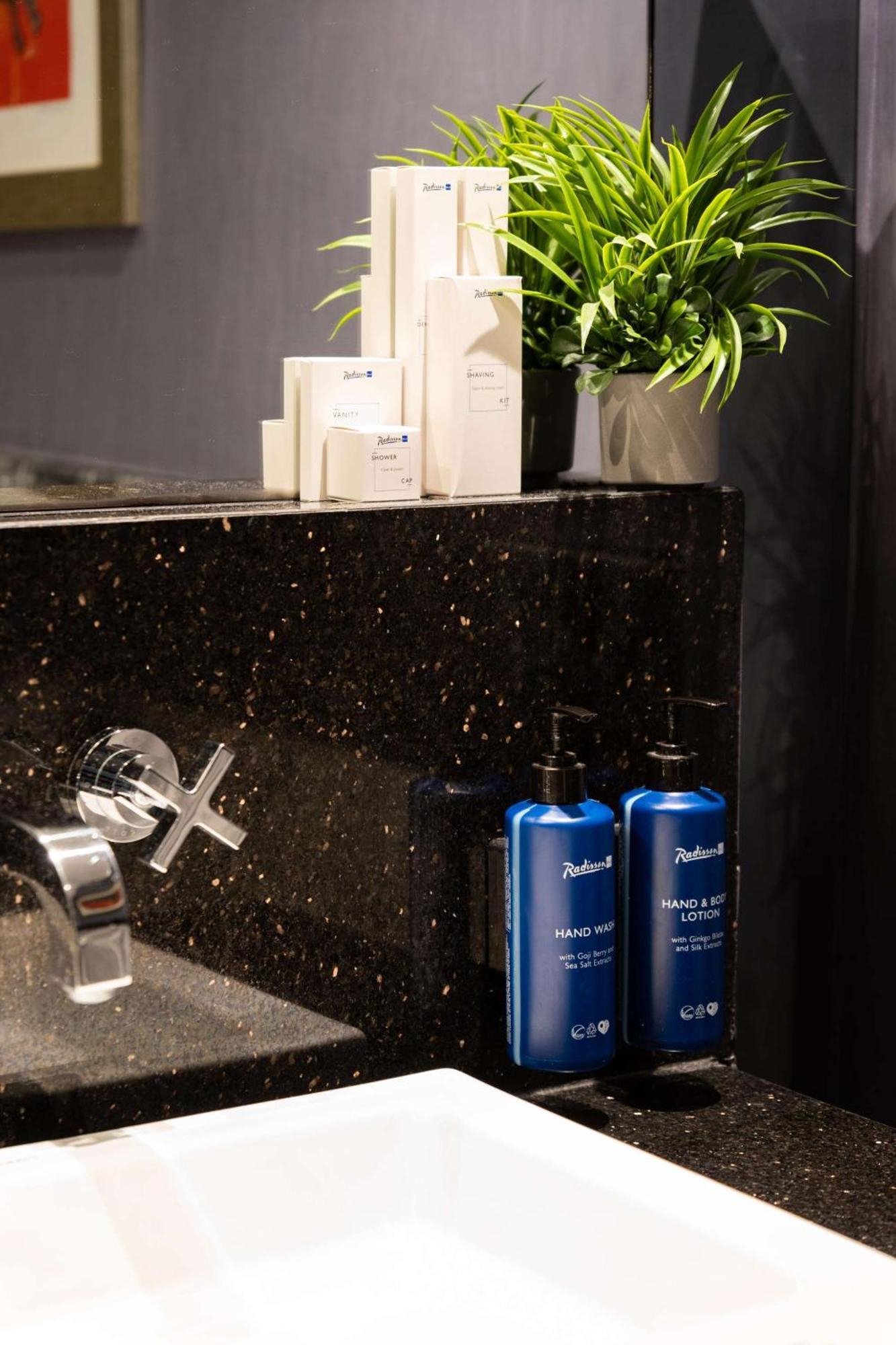 Radisson Blu Hotel Istanbul Pera Екстер'єр фото The bathroom of a First Class seat